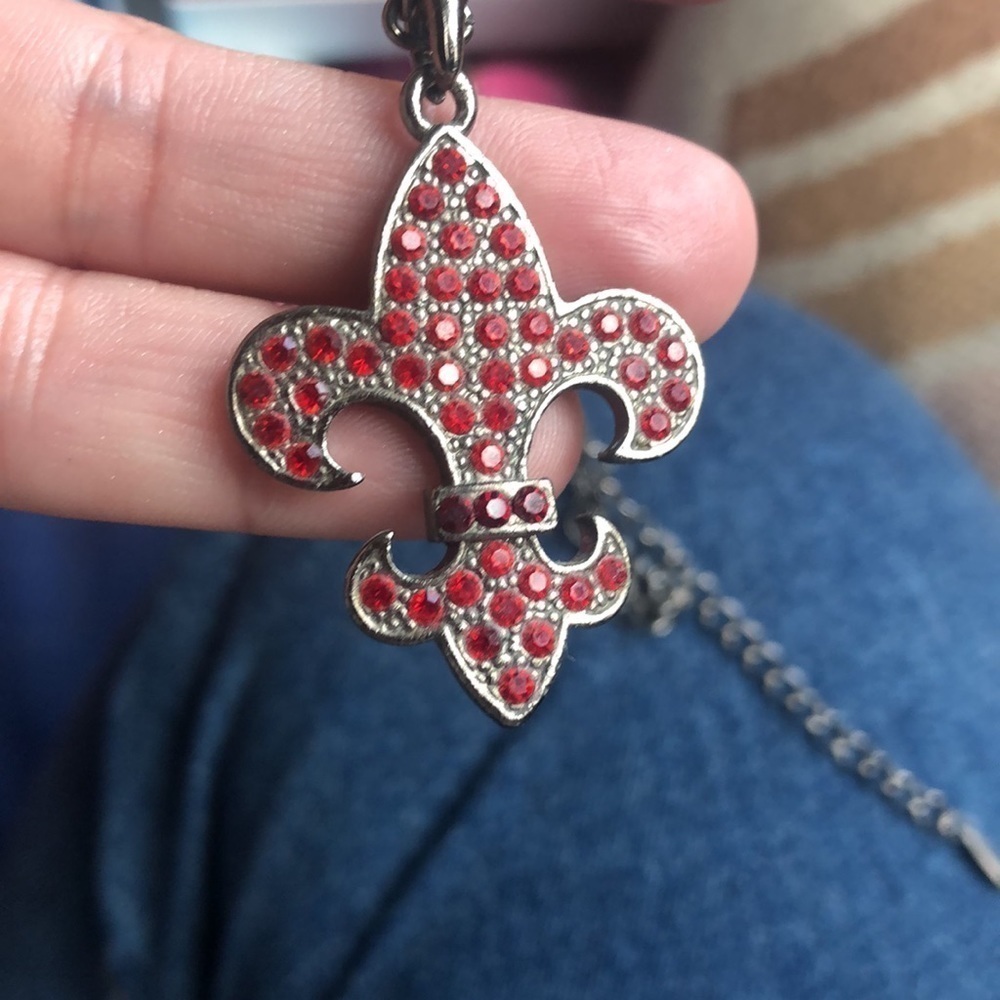 VCLM Fleur de lis red rhinestone and gunmetal necklace - Picture 5 of 5
